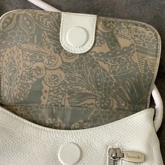 Misses/ladies white leather shoulder bag with multiple compartments - Picture 4 of 10